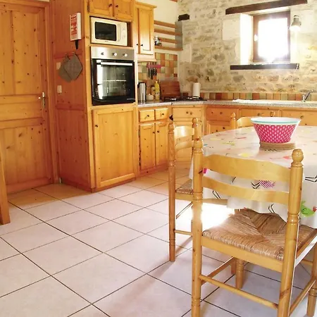 Two-bedroom Holiday In Asnois Asnois (Vienne)